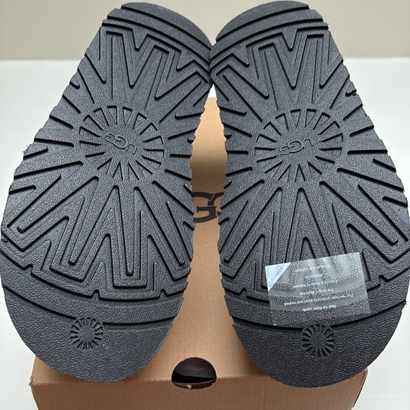 UGG Disco Cross Slide Brand New in Box w/Tag Size 9 Black White - Picture 6 of 9